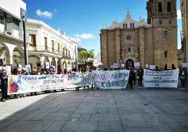 Trabajadores de la residencia de mayores Felipe Trigo llevan sus protestas hasta el Ayuntamiento