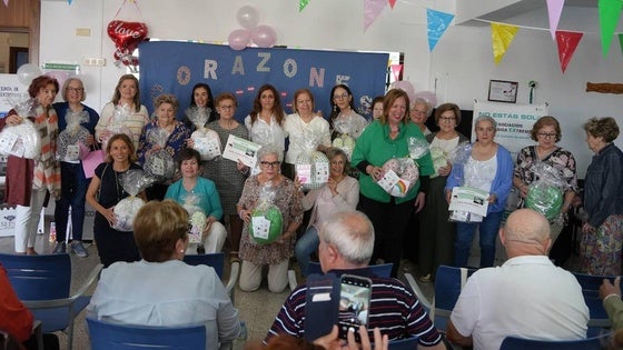 La Aoex recibe 255 cojines terapéuticos de voluntarios