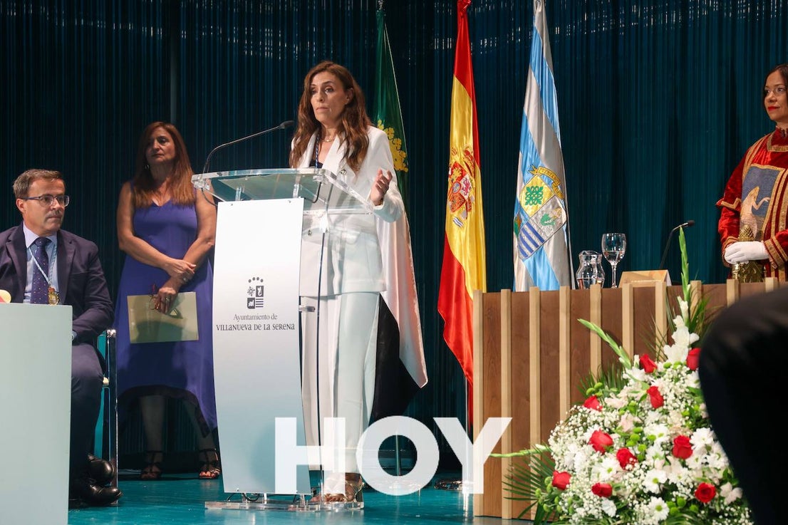Pilar Santisteban recibe la Medalla de Villanueva