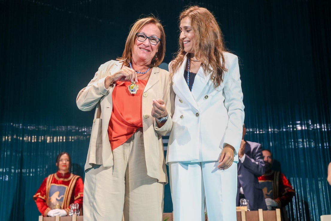 Pilar Santisteban recibe la Medalla de Villanueva