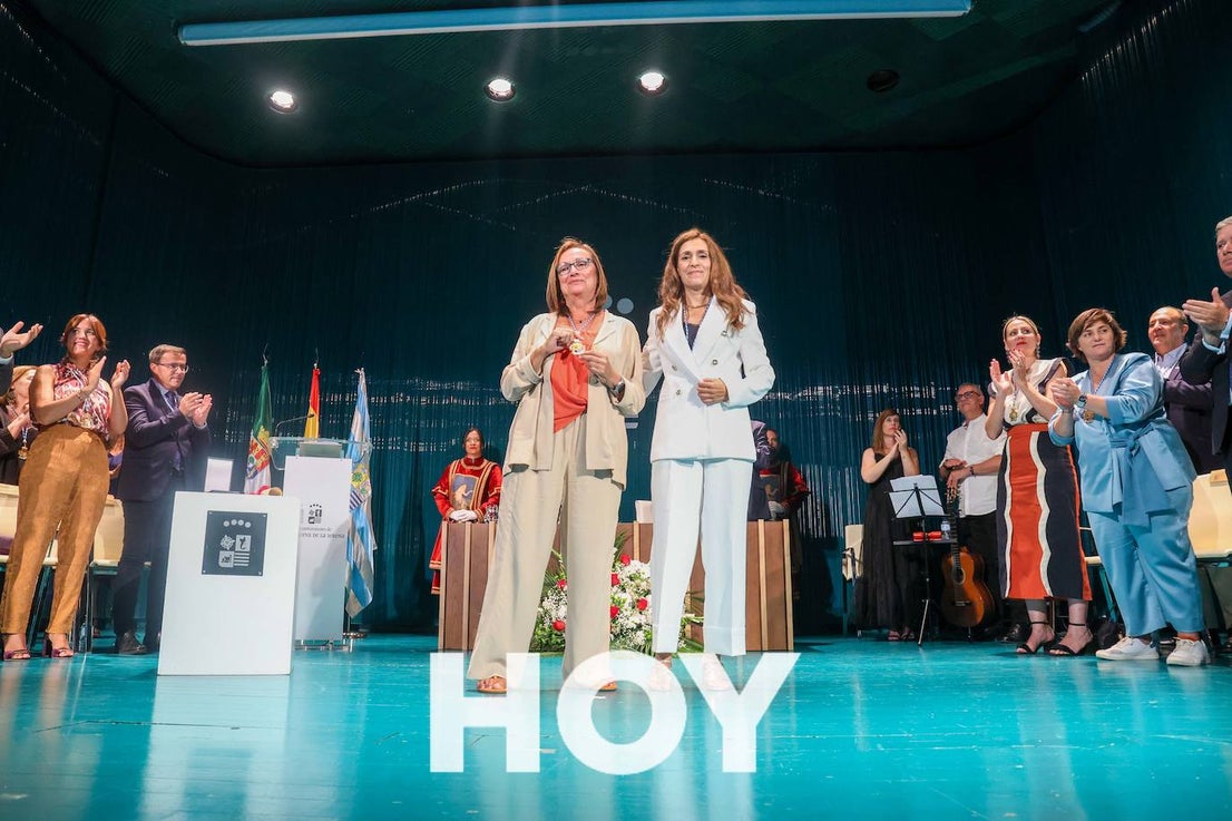 Pilar Santisteban recibe la Medalla de Villanueva