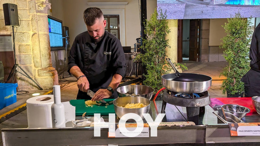 Ocho cocineros extremeños buscaron en Villanueva la mejor tortilla de patatas