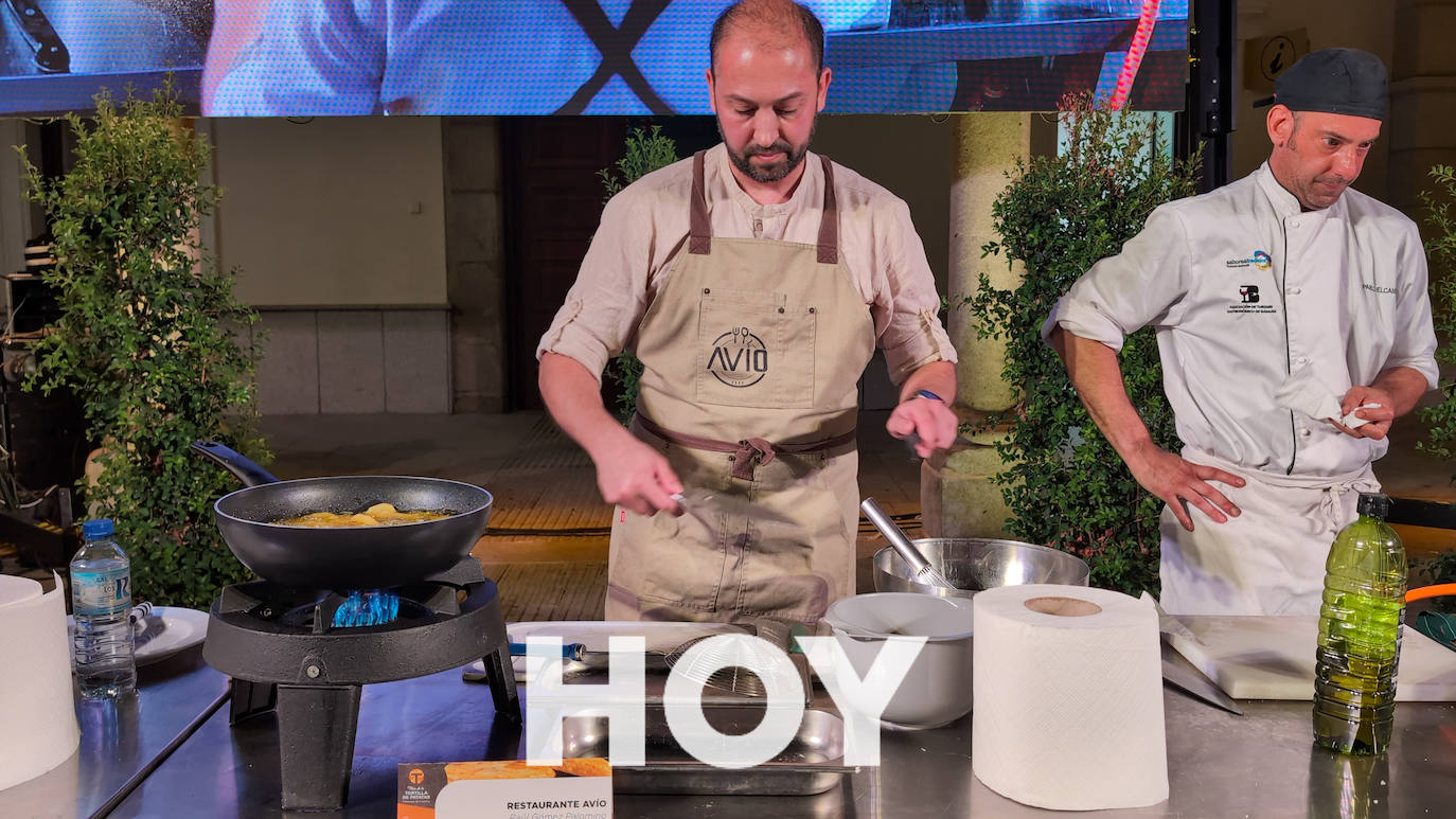Ocho cocineros extremeños buscaron en Villanueva la mejor tortilla de patatas