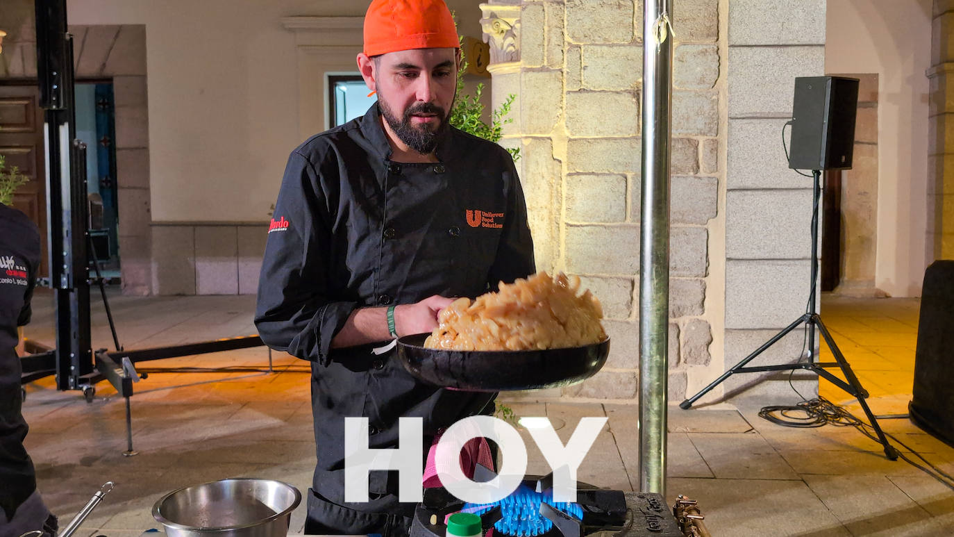 Ocho cocineros extremeños buscaron en Villanueva la mejor tortilla de patatas