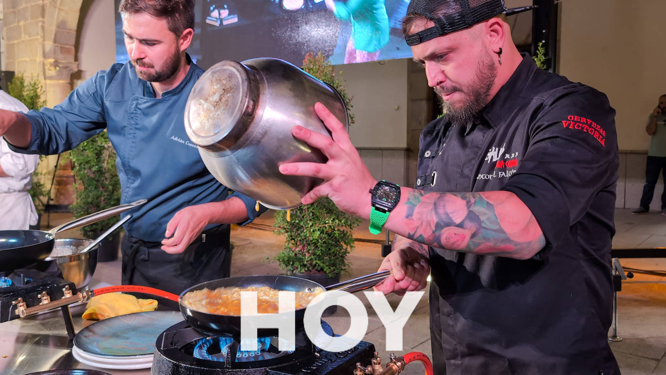 Ocho cocineros extremeños buscaron en Villanueva la mejor tortilla de patatas