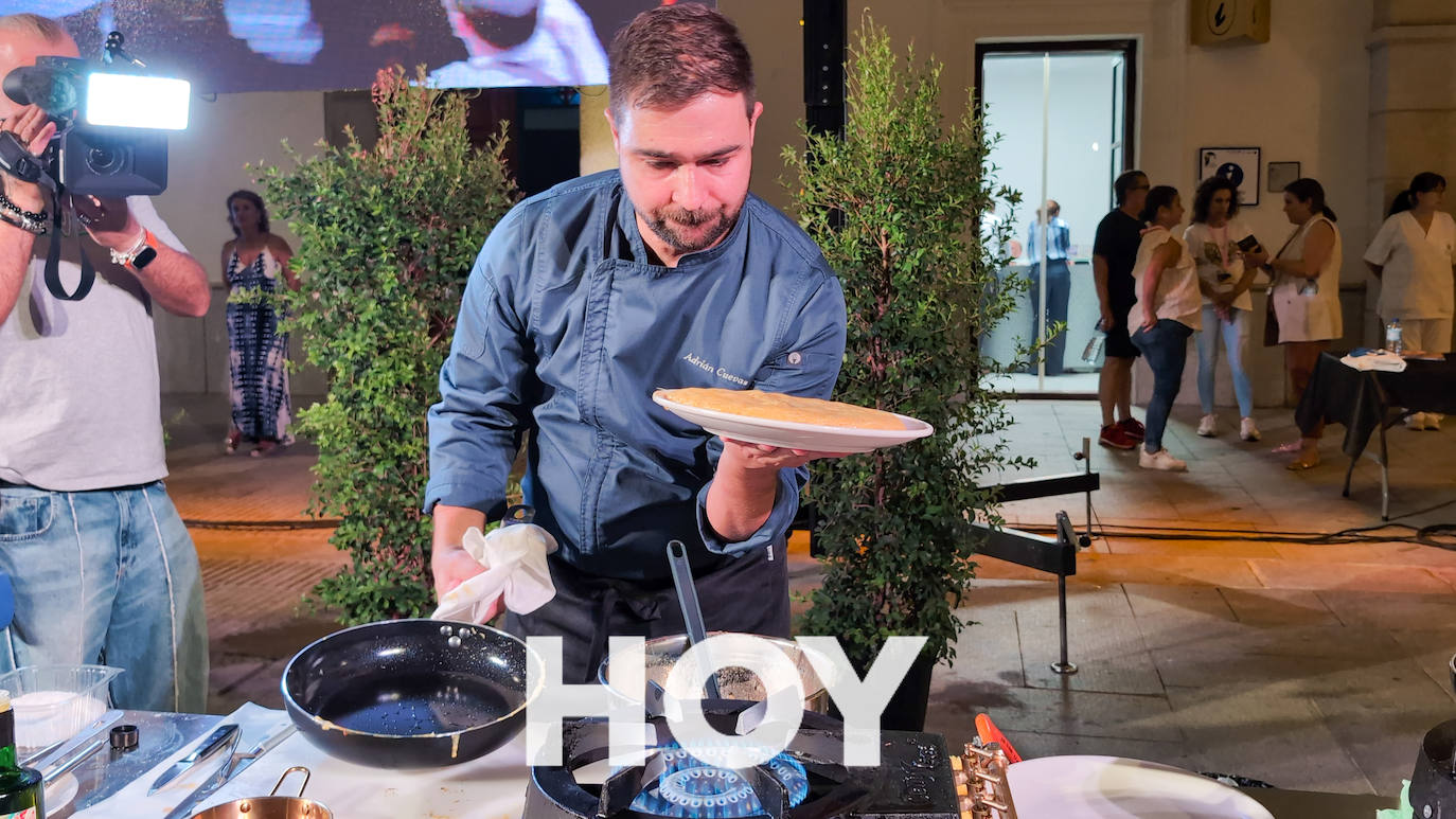 Ocho cocineros extremeños buscaron en Villanueva la mejor tortilla de patatas
