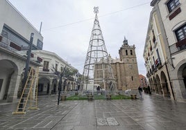 Todo está preparado para el encendido de esta noche en la plaza de España.