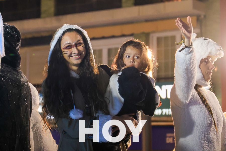 Miles de personas disfrutan de la cabalgata de Reyes en Villanueva