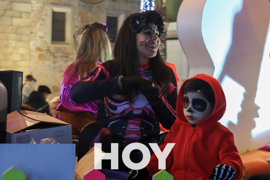 Miles de personas disfrutan de la cabalgata de Reyes en Villanueva