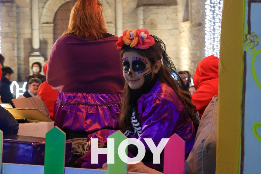 Miles de personas disfrutan de la cabalgata de Reyes en Villanueva