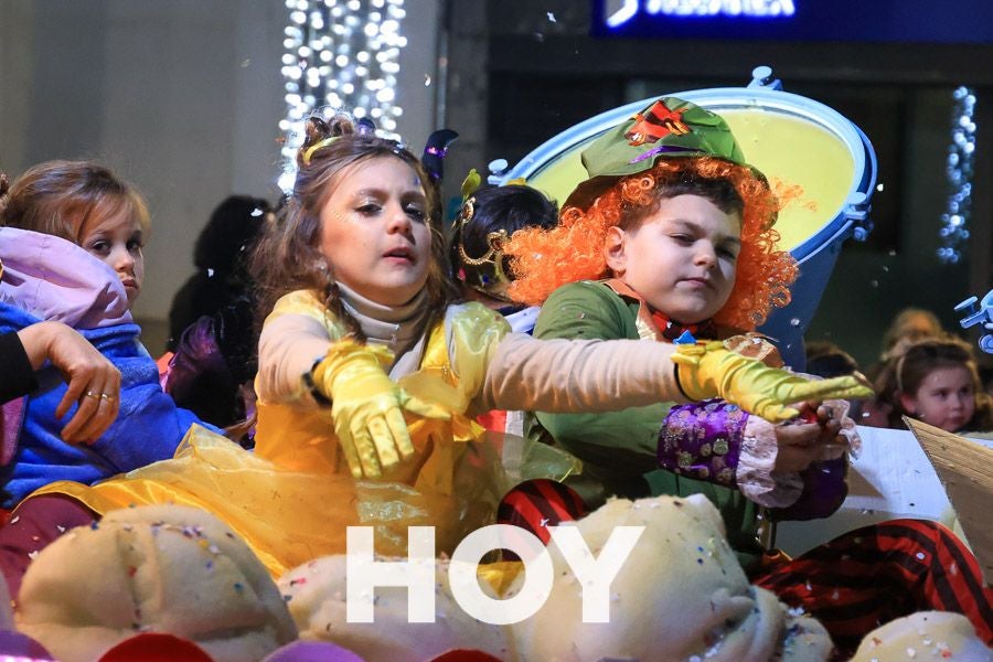 Miles de personas disfrutan de la cabalgata de Reyes en Villanueva