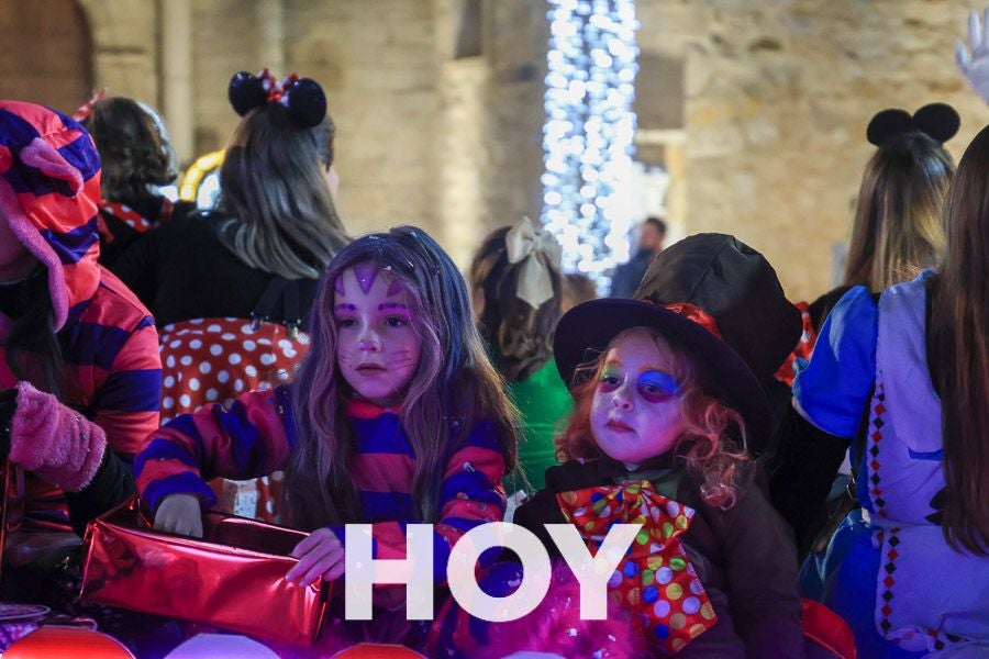 Miles de personas disfrutan de la cabalgata de Reyes en Villanueva