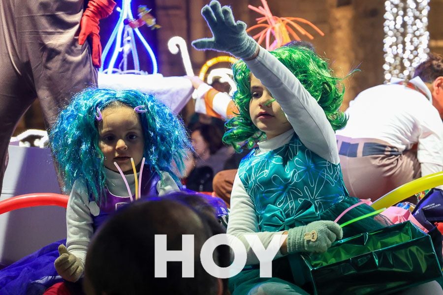 Miles de personas disfrutan de la cabalgata de Reyes en Villanueva