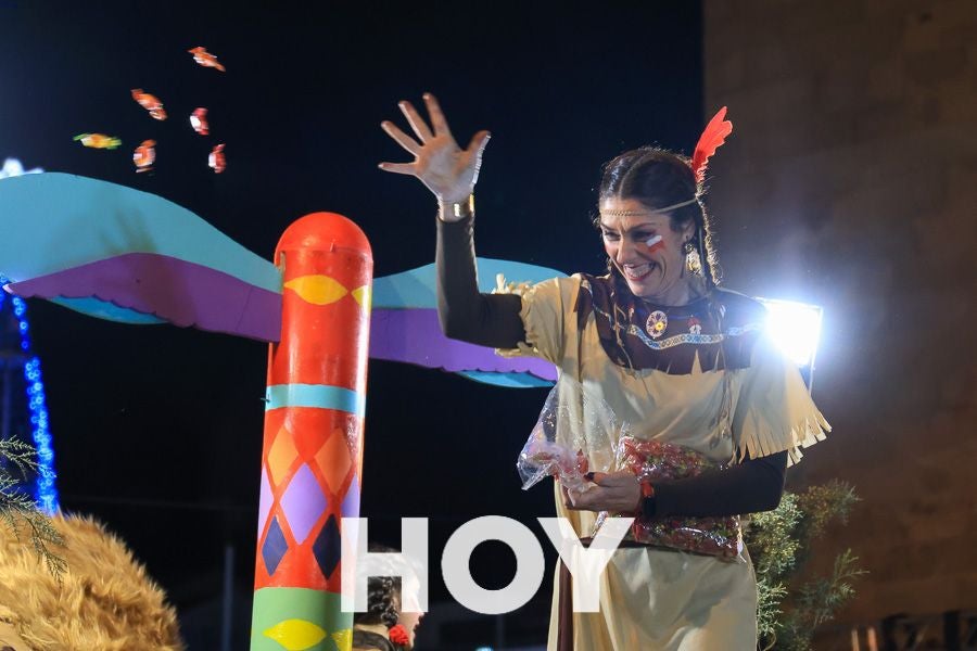 Miles de personas disfrutan de la cabalgata de Reyes en Villanueva