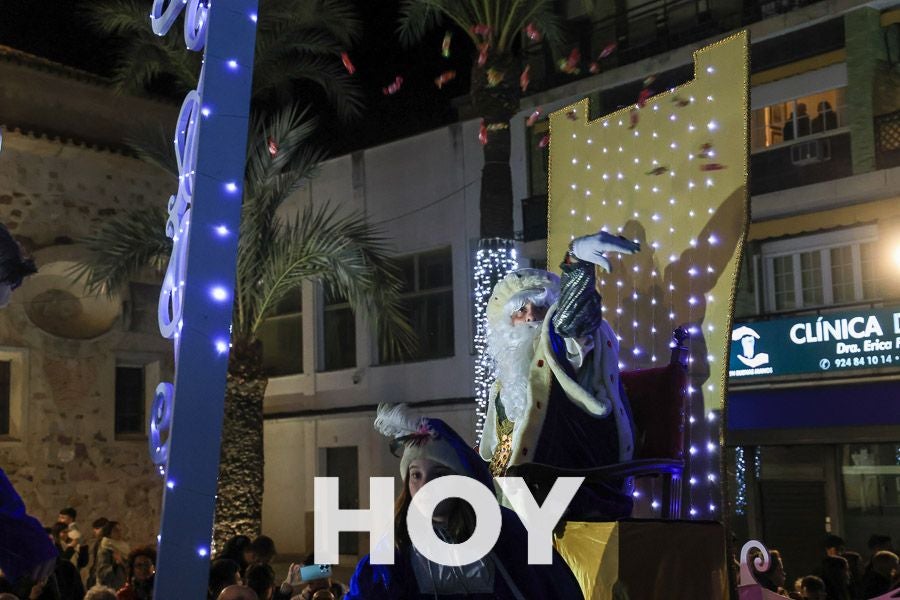 Miles de personas disfrutan de la cabalgata de Reyes en Villanueva