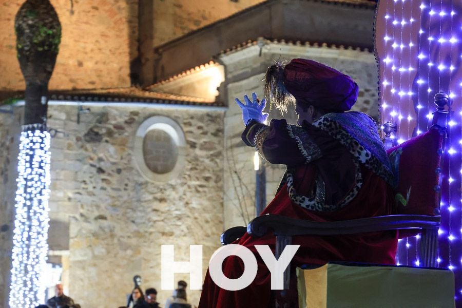 Miles de personas disfrutan de la cabalgata de Reyes en Villanueva
