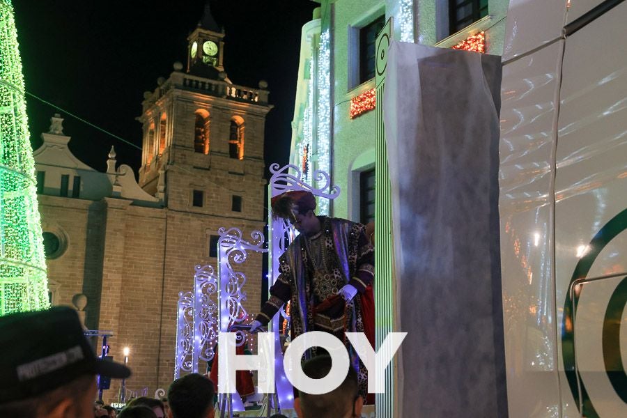 Miles de personas disfrutan de la cabalgata de Reyes en Villanueva