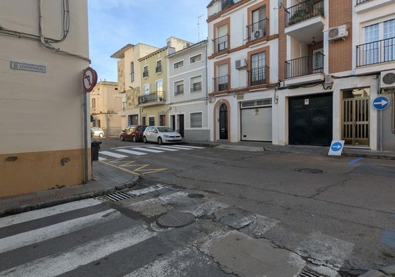 Nueva señalización en la salida a calle Magacela desde Conventual.