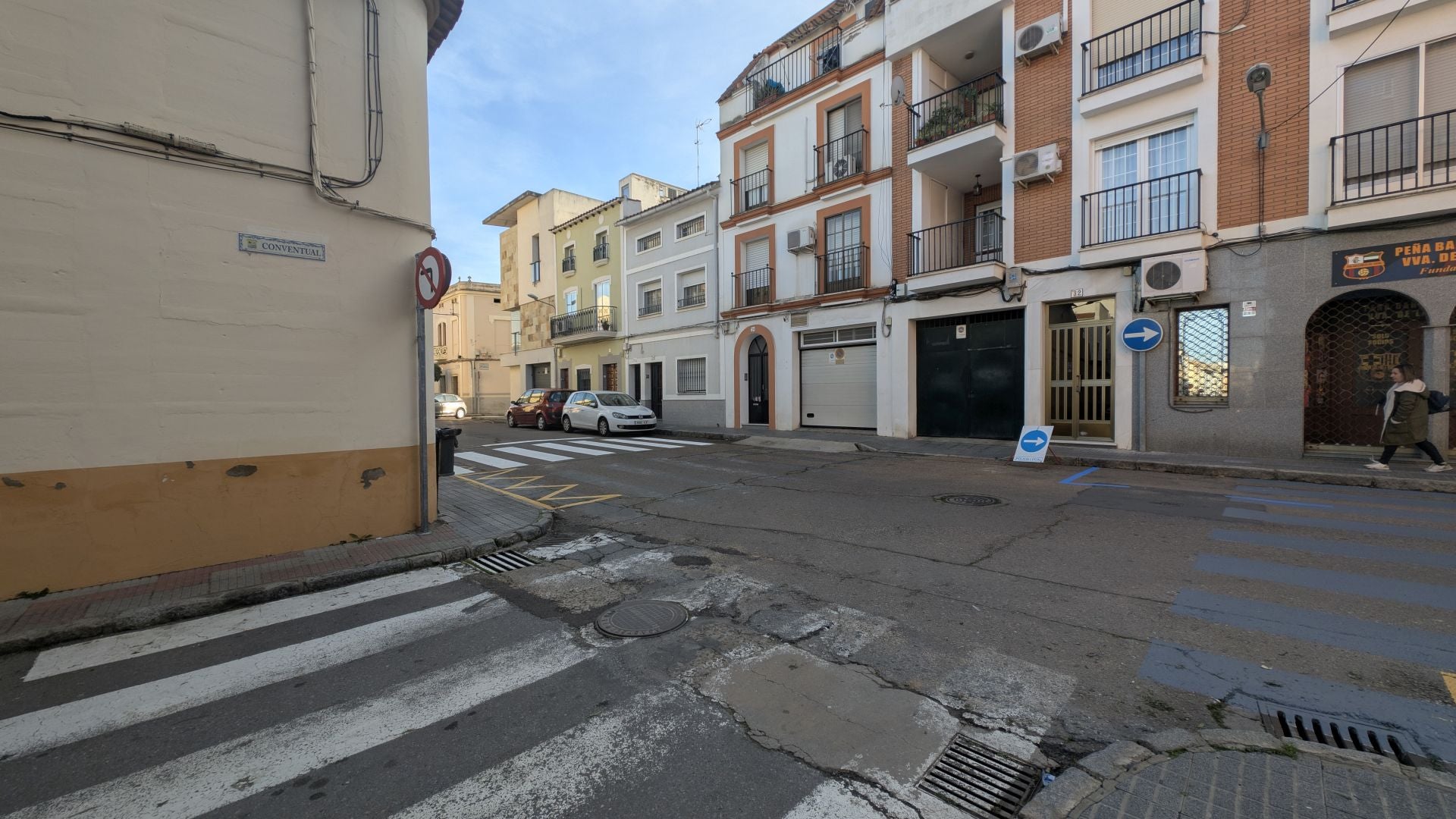 Nueva señalización en la salida a calle Magacela desde Conventual.