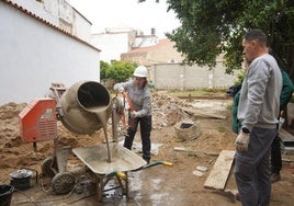 El alumnado del programa Escala rehabilitan la casa de calle Carrera