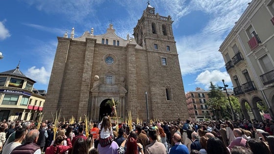 La Borriquita se luce en una soleada mañana de Domingo de Ramos