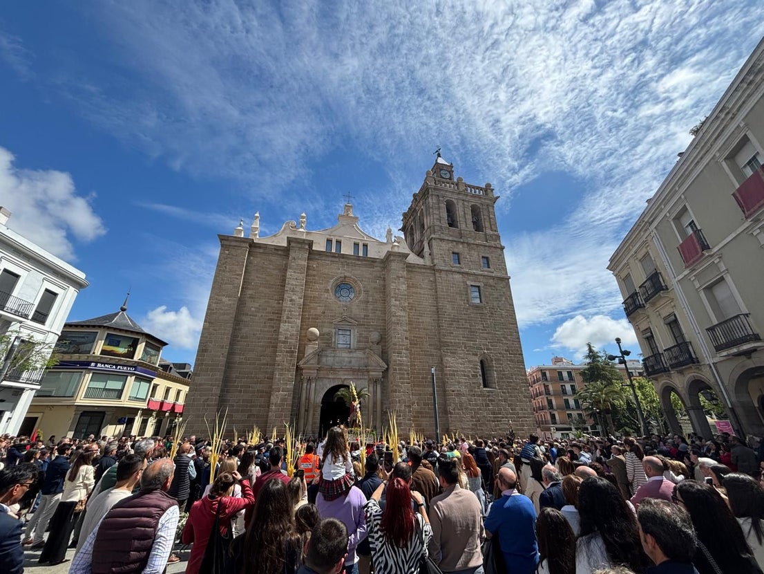 La Borriquita se luce en una soleada mañana de Domingo de Ramos