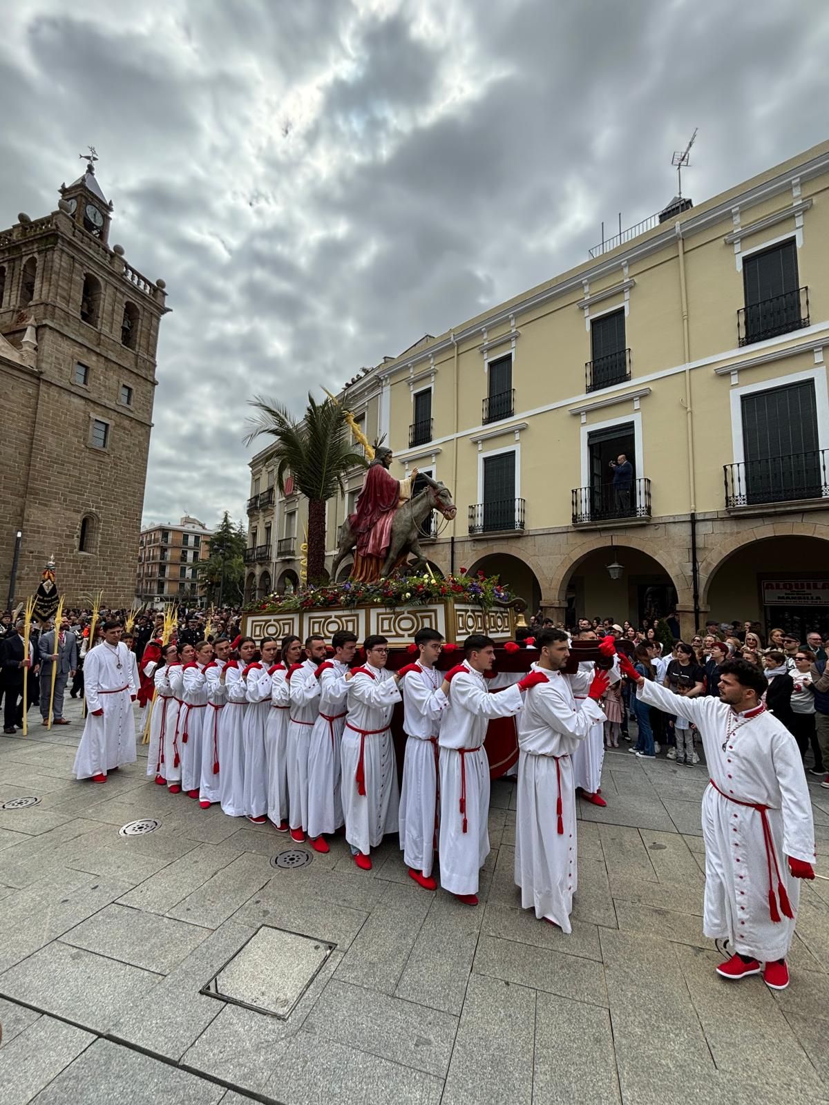 La Borriquita se luce en una soleada mañana de Domingo de Ramos