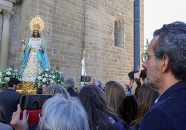 Eduardo Acero observando este pasado Domingo de Resurrección la imagen de la Aurora.