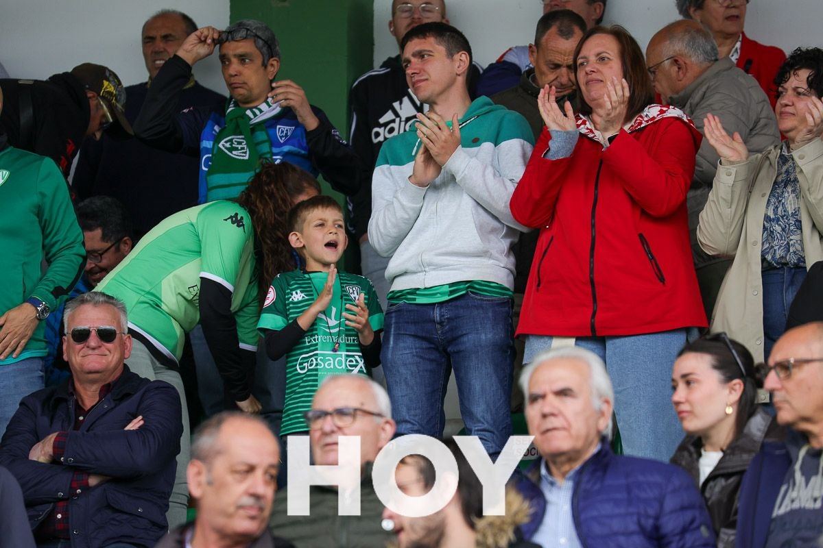 Imágenes del triunfo vital del Villanovense contra el Granada B