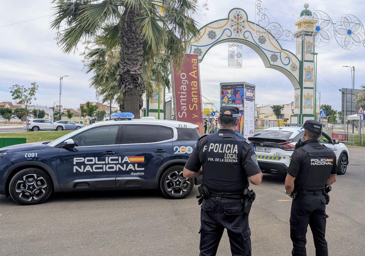 Policía Nacional y Policía Local mantienen un dispositivo de seguridad en el recinto ferial.