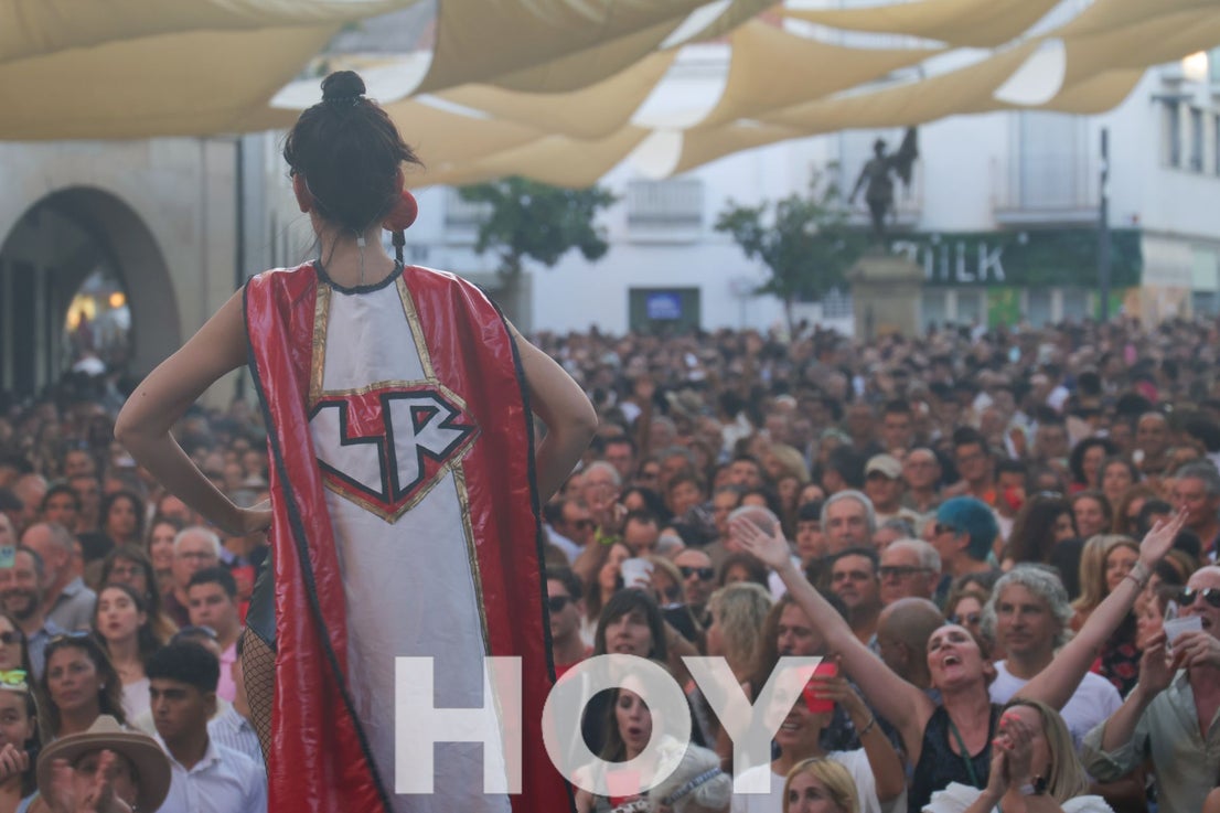 La Feria de Día anima Santiaguito en la plaza de España