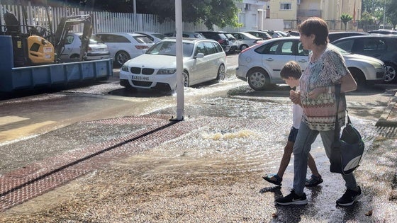 Reventón de una tubería en el acceso a la piscina municipal