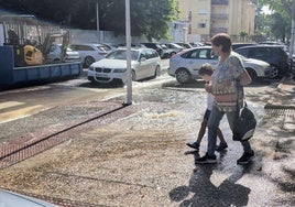 Reventón de una tubería en el acceso a la piscina municipal