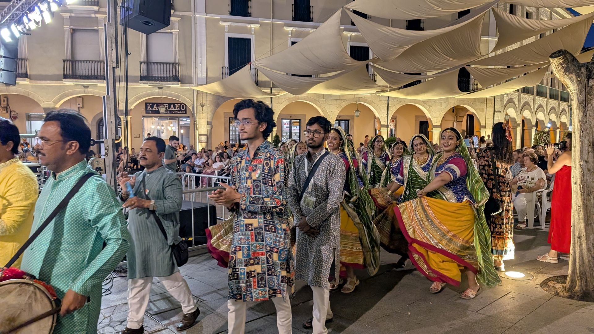 Noche de folclore regional e internacional