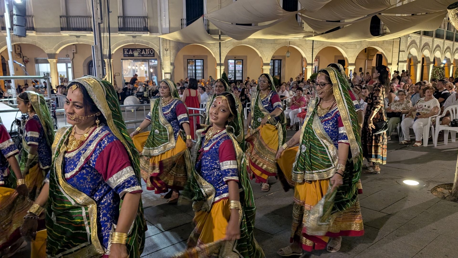 Noche de folclore regional e internacional