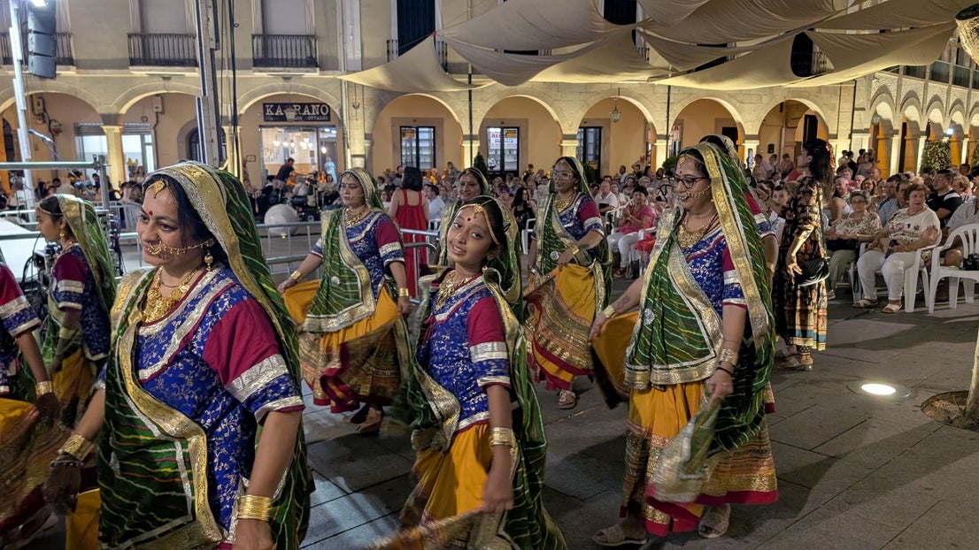 Noche de folclore regional e internacional