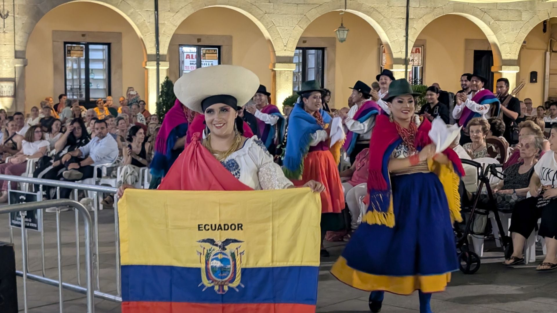 Noche de folclore regional e internacional