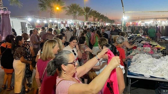 El mercadillo se desarrolla hoy en horario nocturno para combatir el calor