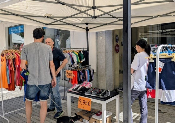 Actividad de comercio en la calle este verano.