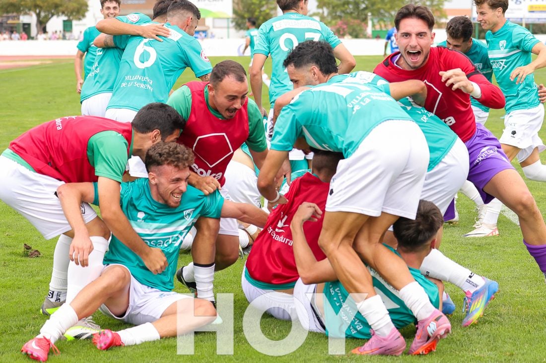 El Villanovense se estrena con remontada contra la Puebla