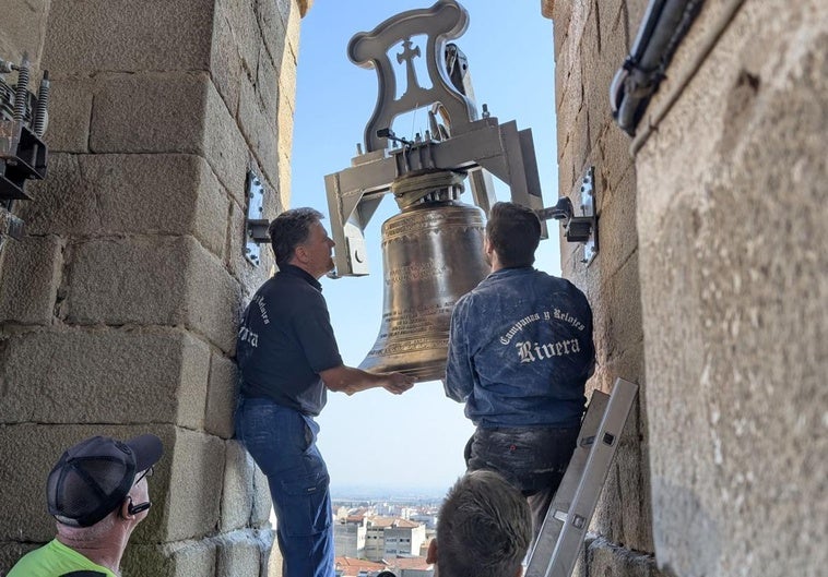 La iglesia de la Asunción ya luce sus dos nuevas campanas