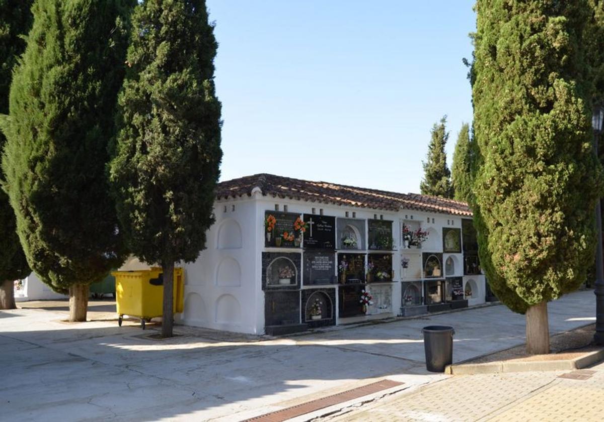 El cementerio adapta su horario para los Santos