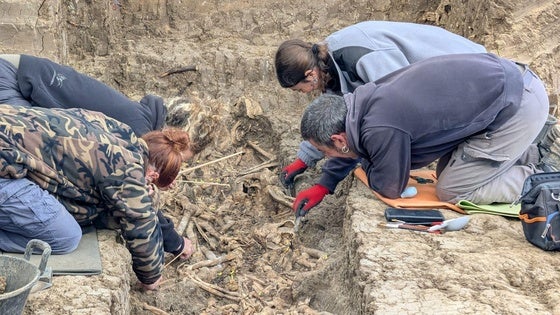 La Fiscalía se persona por primera vez en la fosa clandestina del cementerio