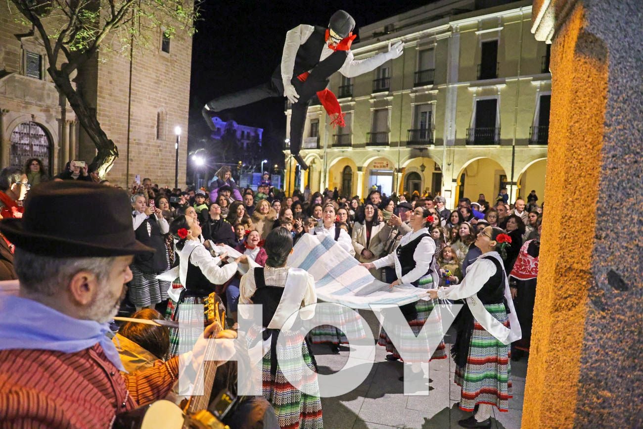 FOTOS | Tradicional Manteo del Pelele en Villanueva de la Serena