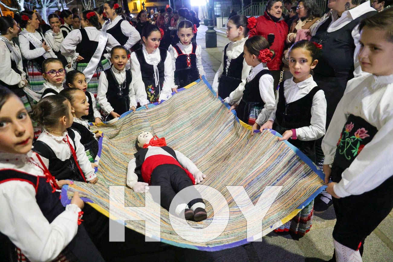 FOTOS | Tradicional Manteo del Pelele en Villanueva de la Serena
