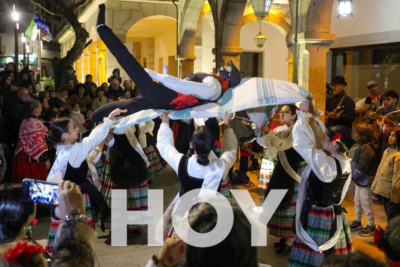 FOTOS | Tradicional Manteo del Pelele en Villanueva de la Serena