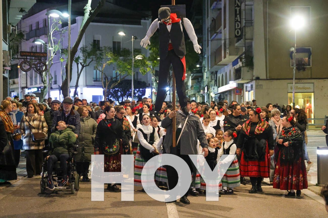 FOTOS | Tradicional Manteo del Pelele en Villanueva de la Serena