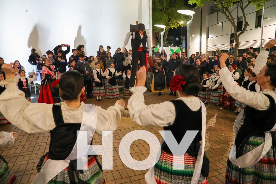 FOTOS | Tradicional Manteo del Pelele en Villanueva de la Serena