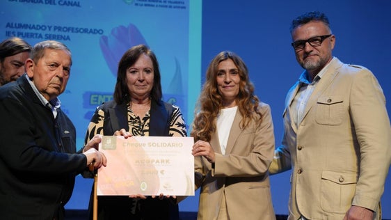 La Policía Local entrega un cheque solidario a Acopark