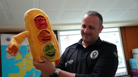 Marionetas de Policía Local para enseñar educación vial